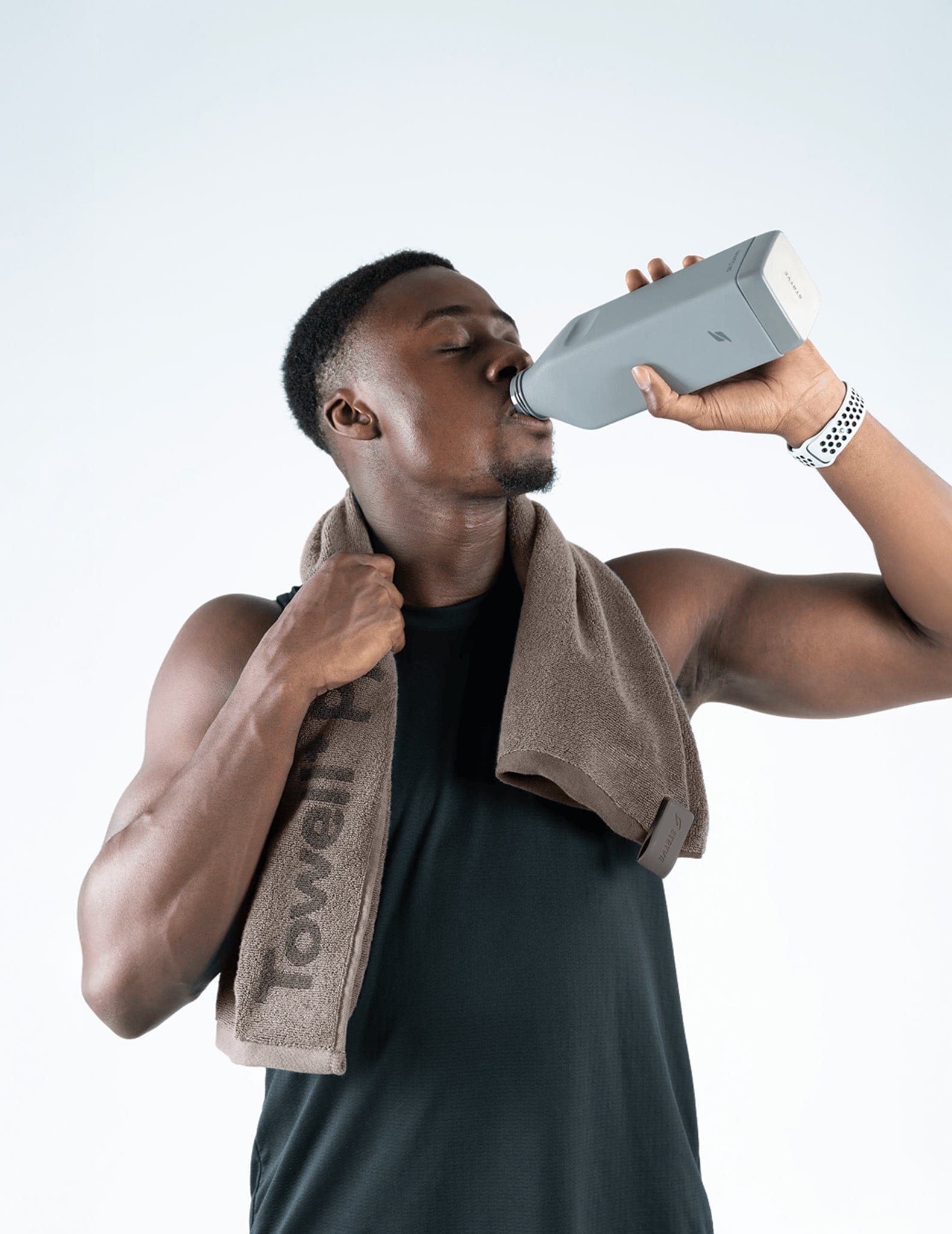 STRYVE Towell+ Pro Sporthandtuch mit Magnetclip - STRYVE — For the better.