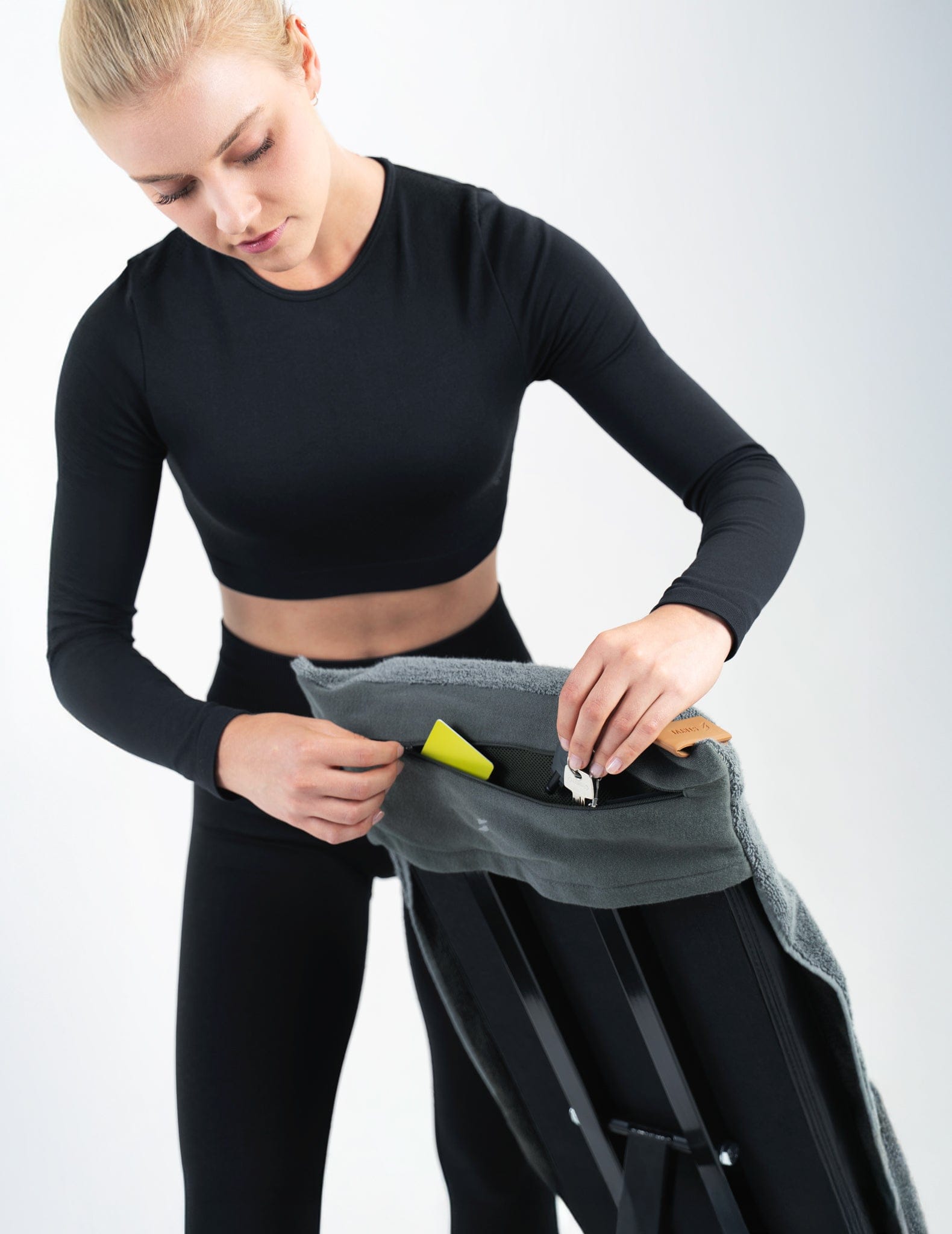 STRYVE Towell+ Pro Sporthandtuch mit Magnetclip - STRYVE — For the better.